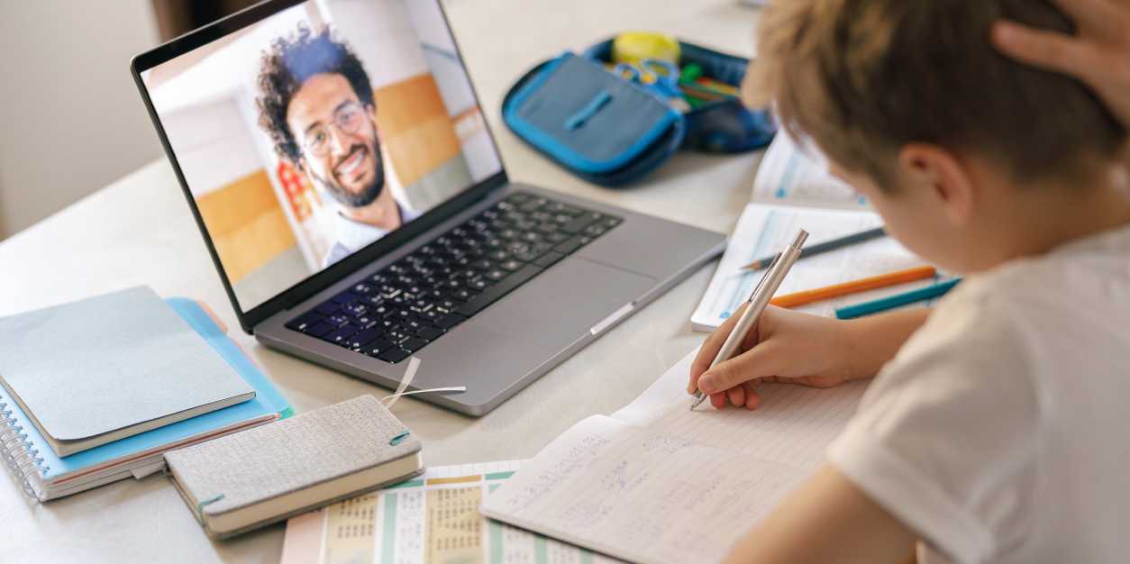 Navegando por el Mar Digital: Un Vistazo a las Plataformas Educativas