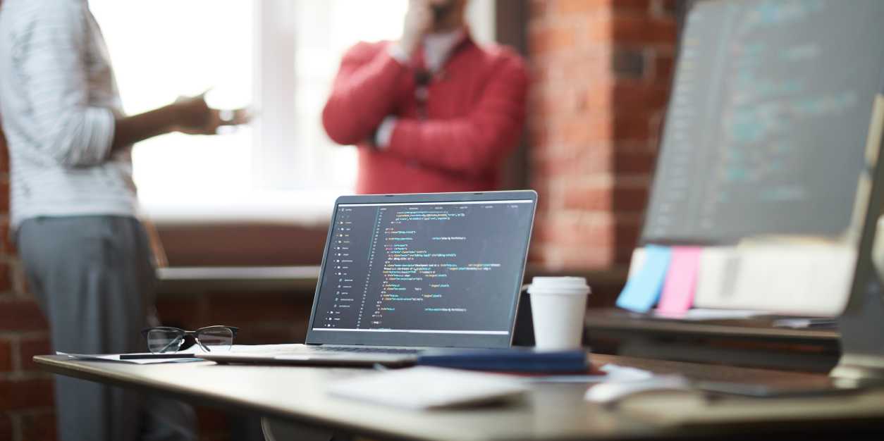 "Forjando el Futuro del Software: Tendencias Emergentes y Prácticas Excelentes en 2024"